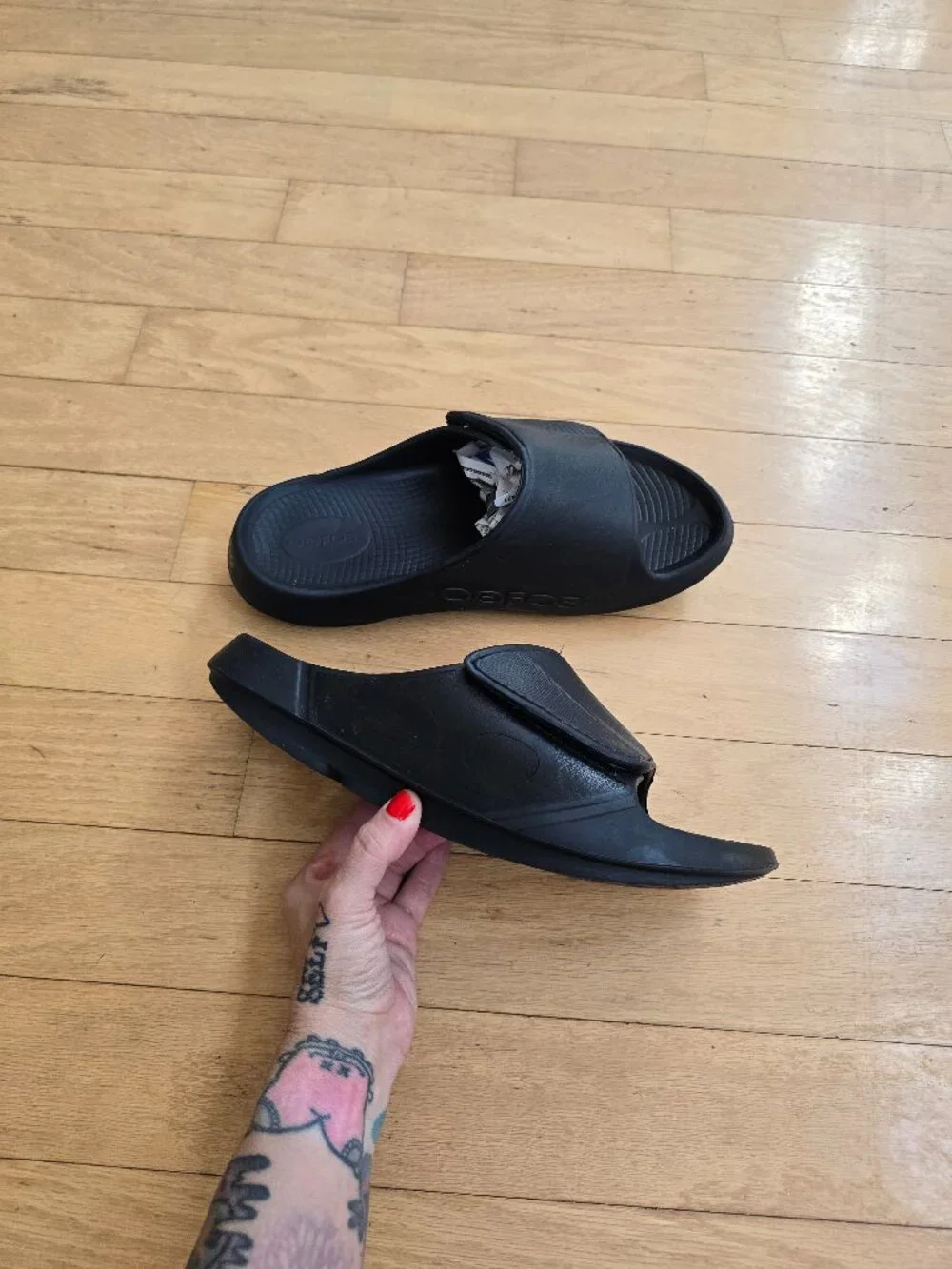 OOFOS | OOahh black monochrome sporty adjustable recovery slides | MENS 10